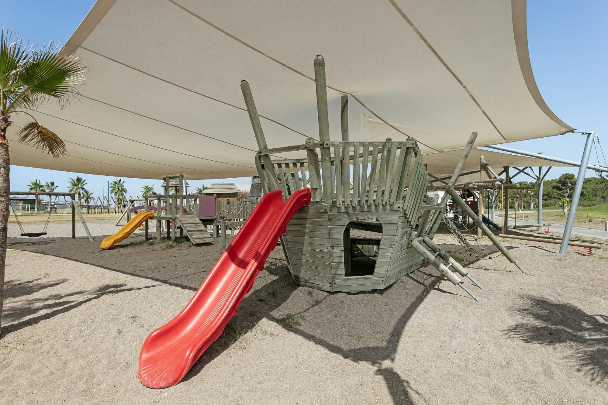 Titanic Deluxe Golf Complex